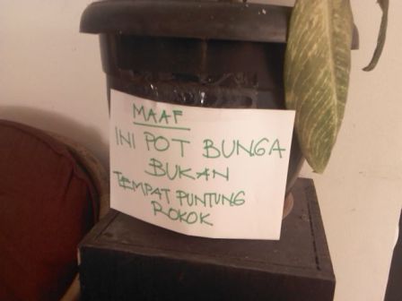 pot tanaman ber-tanda peringatan